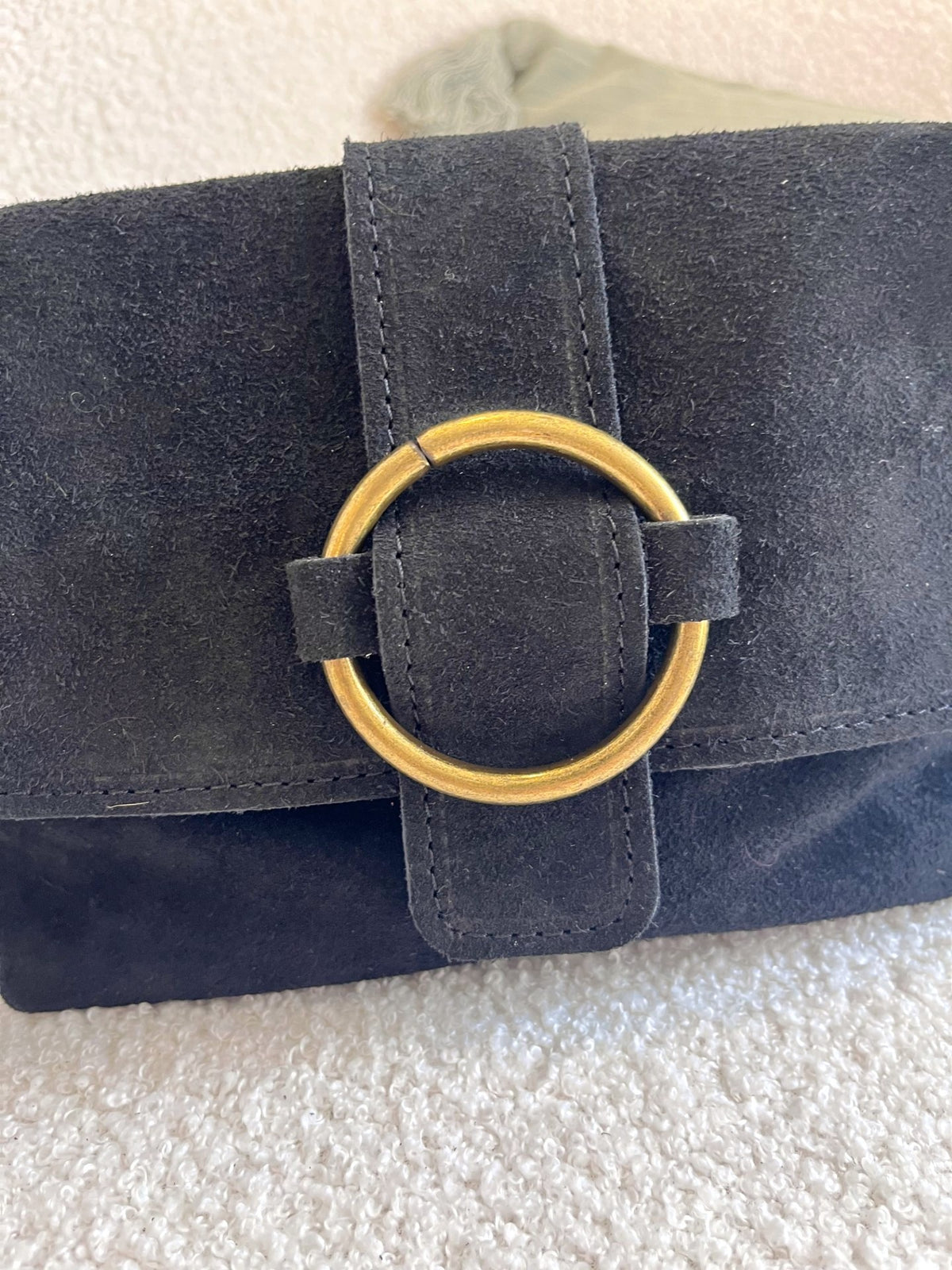 Sac bandoulière en croûte de cuir noir – Neuf