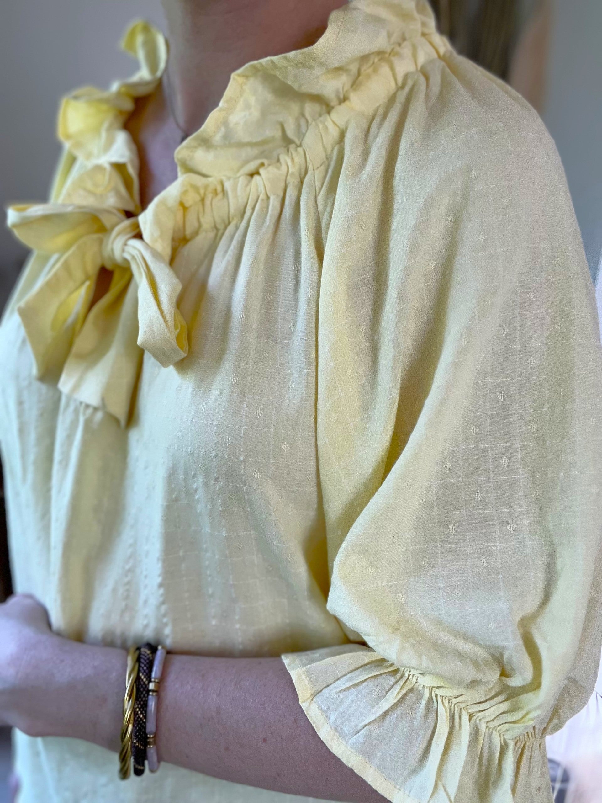 Blouse femme jaune fluide col volanté avec nœud Daisy - Neuve
