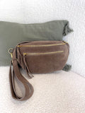Sac banane en croûte de cuir taupe – Neuf