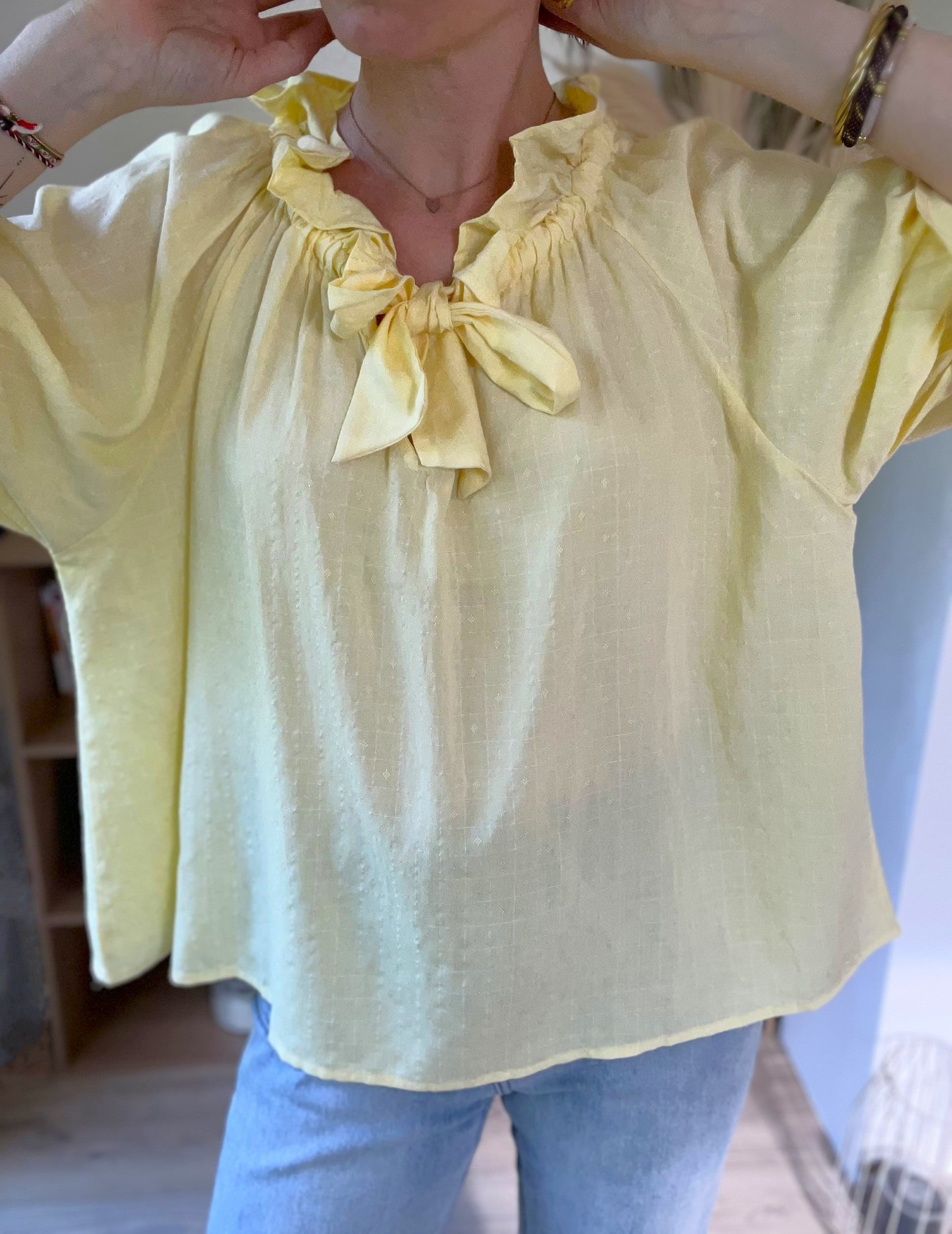 Blouse femme jaune fluide col volanté avec nœud Daisy - Neuve