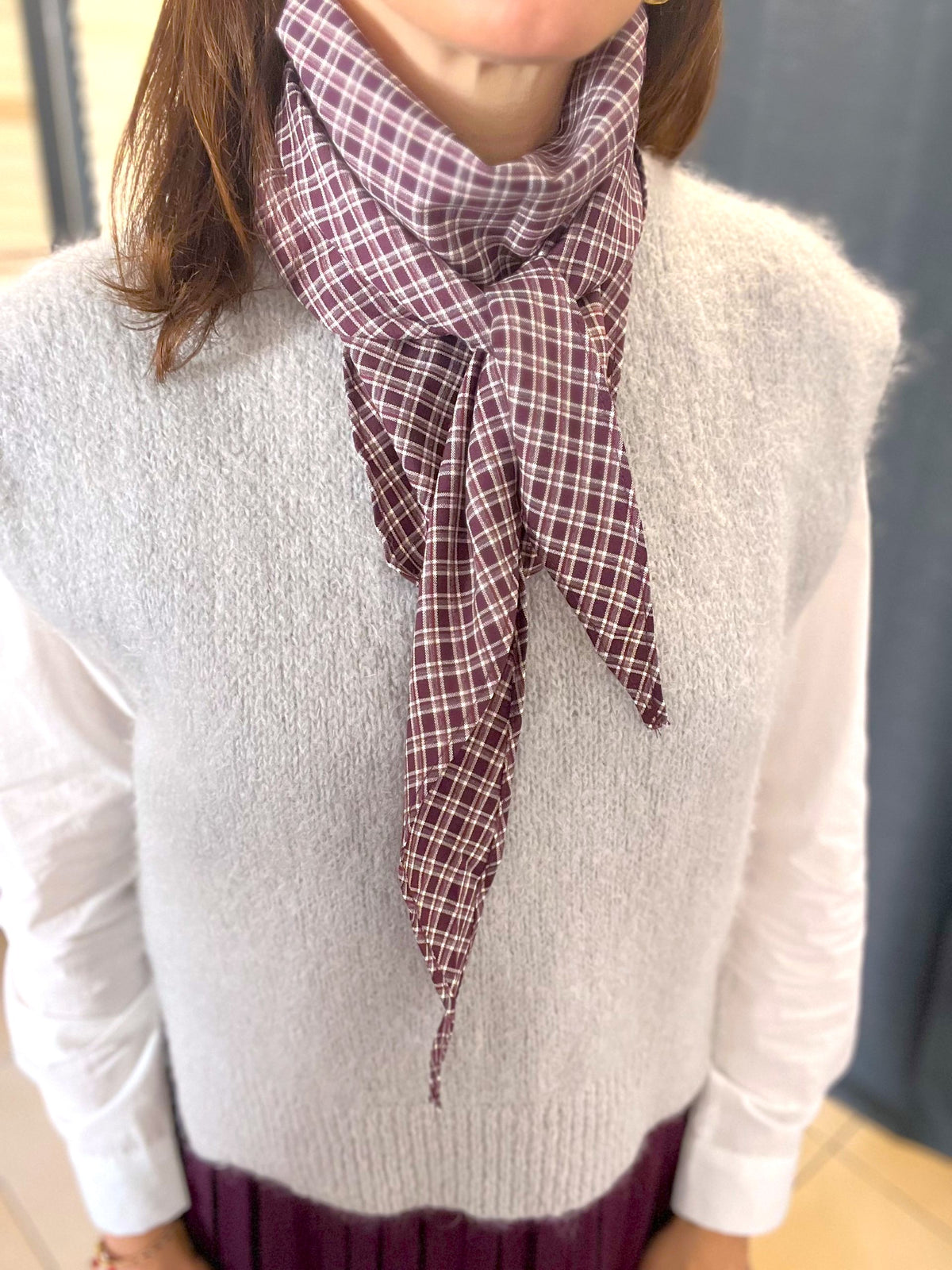 Foulard à carreaux prune et écru – Neuf