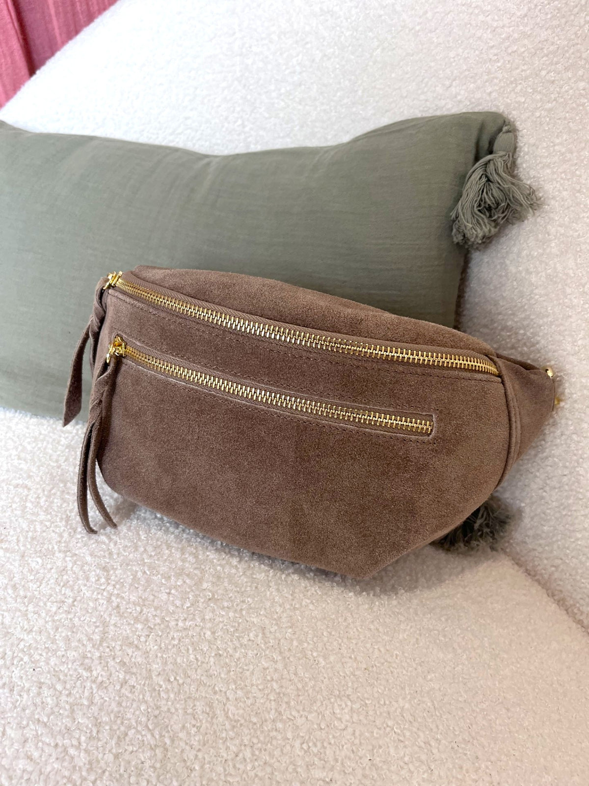 Sac banane en croûte de cuir taupe – Neuf