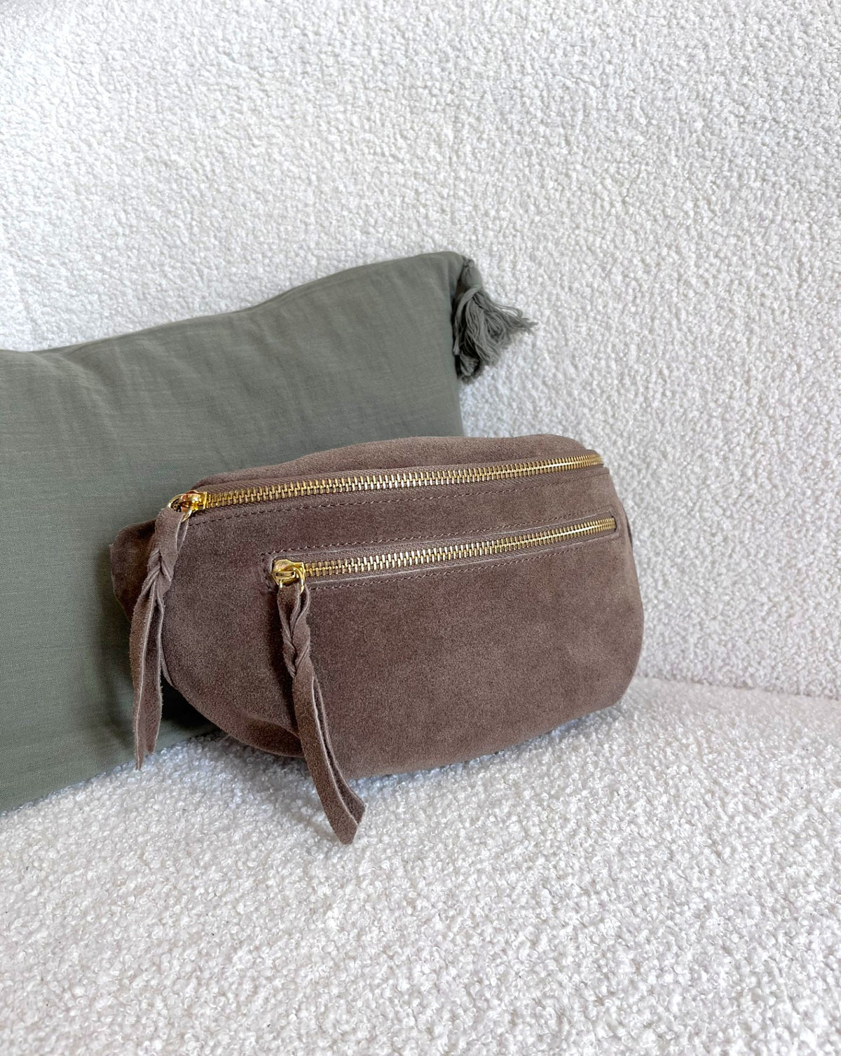 Sac banane en croûte de cuir taupe – Neuf