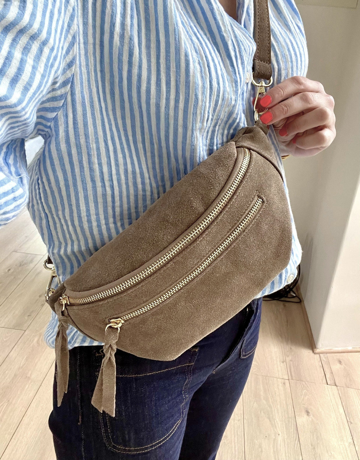Sac banane en croûte de cuir taupe – Neuf