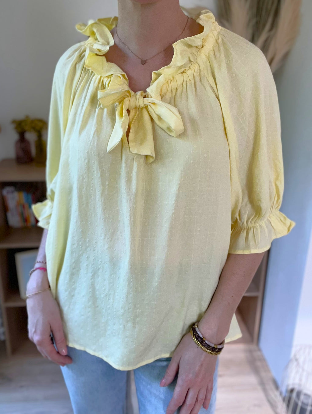 Blouse femme jaune fluide col volanté avec nœud Daisy - Neuve